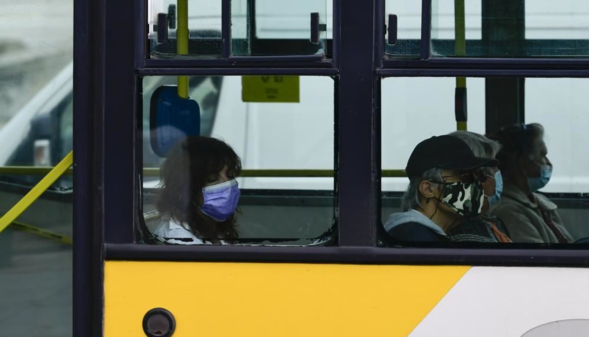 صورة تعبيرية- اشخاص استقلوا حافلة في أثينا باليونان (9 ت2 2021، أ ب). 
