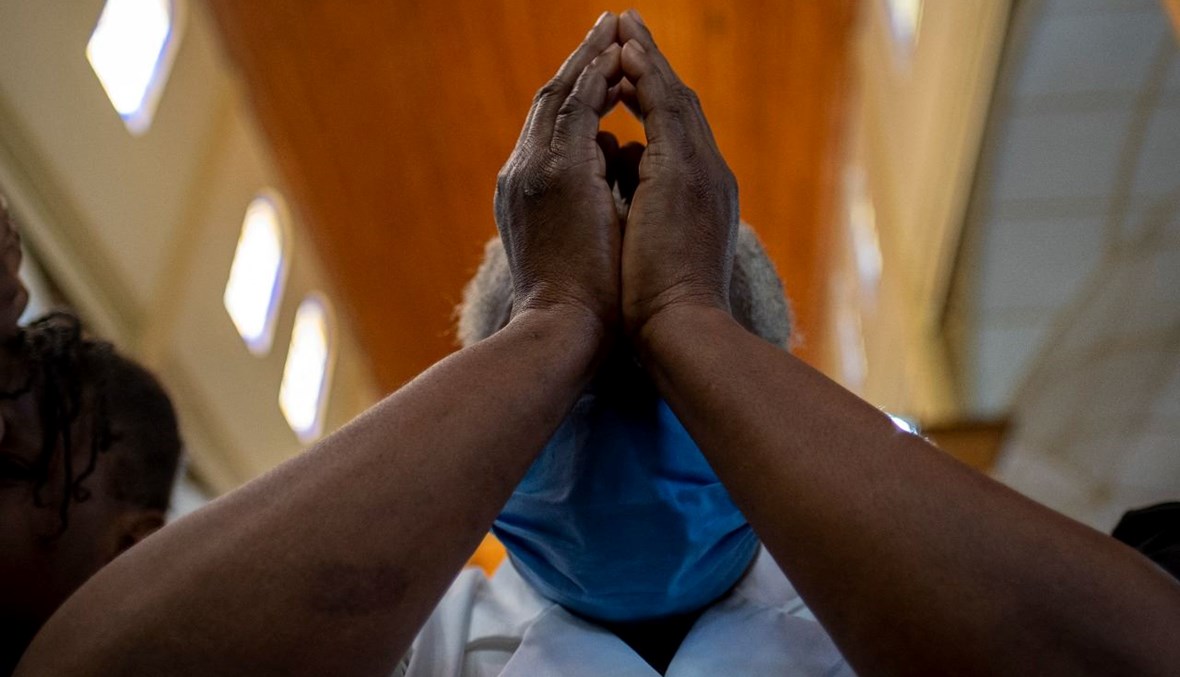  شخص يشارك في قداس الأحد في كنيسة القديس بطرس في بورت أو برنس بهايتي (24 ت1 2021، أ ف ب). 