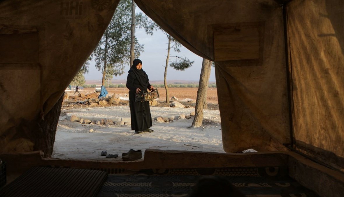 نازحة سورية في مخيم بالقرب من قرية تارين في الريف الشمالي لحلب (5 ك1 2021، أ ف ب). 