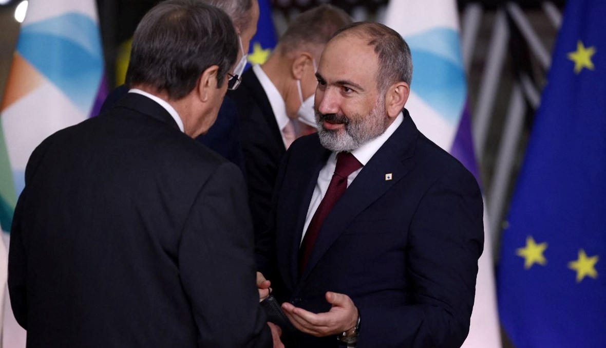 رئيس وزراء أرمينيا نيكول باشينيان (إلى اليمين) يتحدث الى رئيس جمهورية قبرص نيكوس أناستاسيادس خلال قمة الشراكة الشرقية في بروكسيل (15 ك1 2021، أ ف ب). 