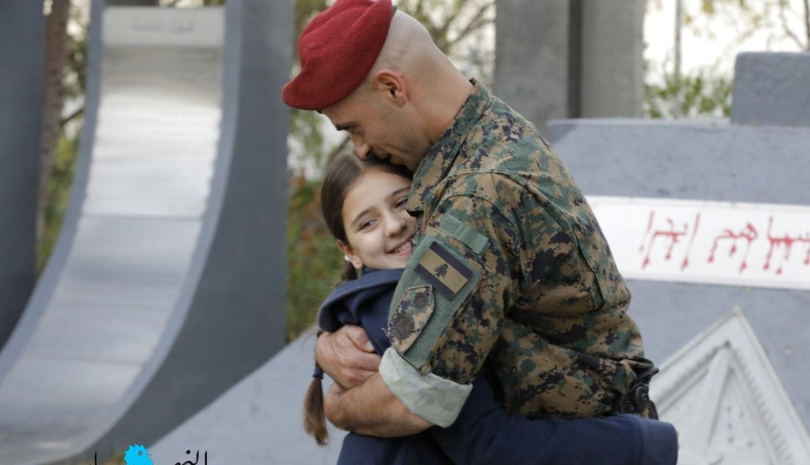 الطفلة كارن خياط والعسكري المعاون أول بلال الحاج من فوج المغاوير (مارك فياض).