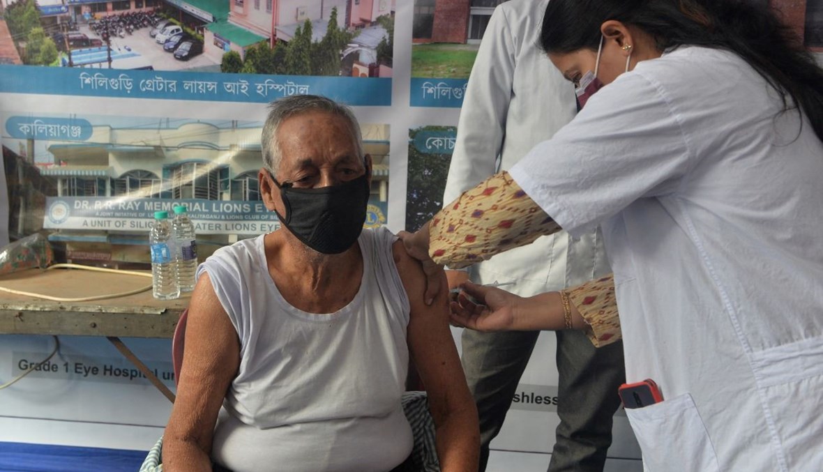 رجل يتلقى لقاح كورونا في مركز تطعيم في سيليغوري في الهند (8 ك1 2021، أ ف ب). 