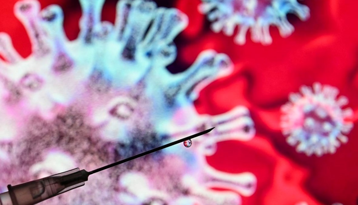 صورة توضيحية تظهر حقنة مع نموذج لفيروس كورونا في الخلفية (روسيا- 17 ك1 2021، أ ف ب).