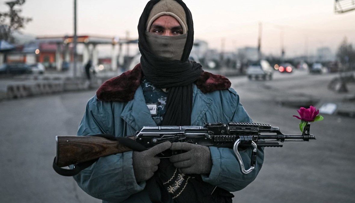 مقاتل من طالبان وقف عند نقطة تفتيش في شارع في كابول (17 ك1 2021، ا ف ب). 