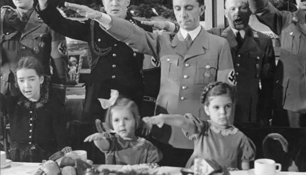 وزير الدعاية النازي جوزف غوبلز يحضر احتفالاً للنازيين بعيد الميلاد سنة 1937. الصورة عبر "ويكيديا كومونز" من الأرشيف الألماني، "
