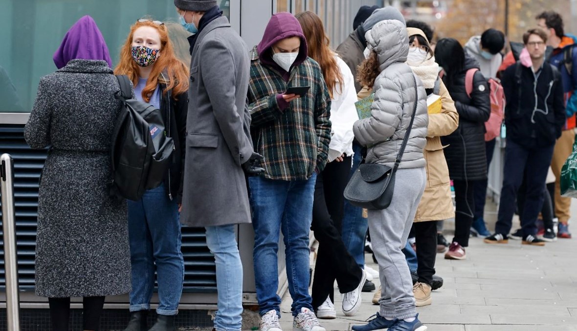 اشخاص انتظروا بالصف خارج مركز تطعيم تابع لمستشفى جامعة كوليدج لندن في لندن لتلقي لقاح كورونا (17 ك1 2021، أ ف ب).