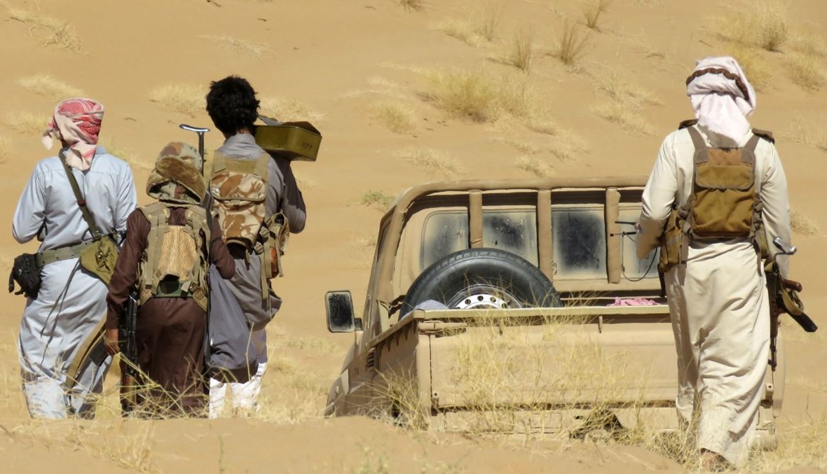 مقاتلون يمنيون موالون للحكومة يحملون معداتهم إلى موقع خلال القتال مع الحوثيين على جبهة الجوبة جنوب مأرب (7 ك1 2021، أ ف ب). 