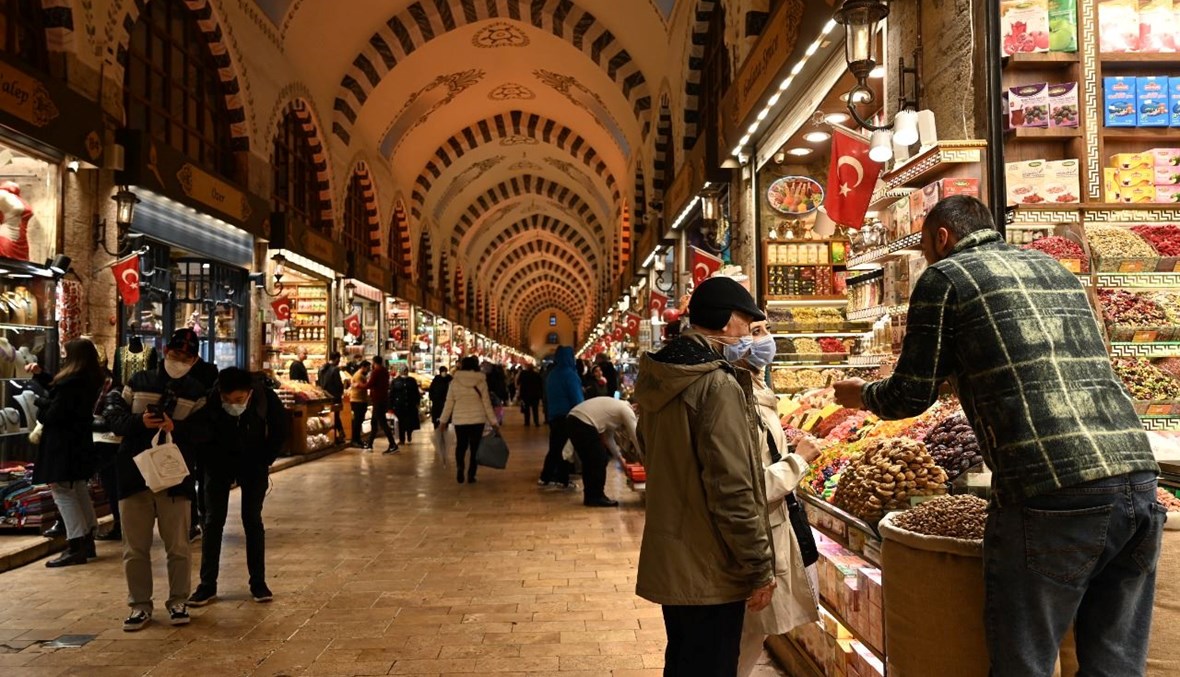 متسوقون داخل بازار التوابل في منطقة إمينونو في اسطنبول (16 ك1 2021، أ ف ب). 