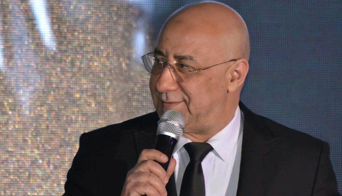 مؤلّف "يدق الباب" لـ عمرو دياب يكتب الجزء الثاني من الأغنية... والجمهور في حيرة