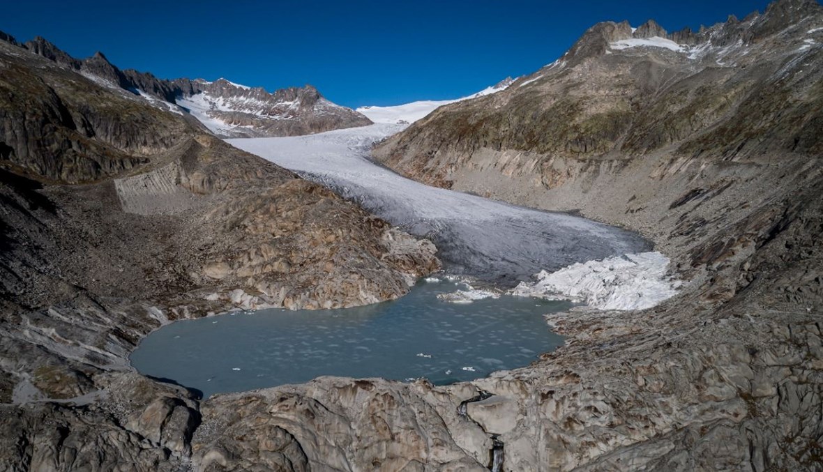 صورة جوية التقطت قرب غليتش في سويسرا، وتظهر نهر الرون الجليدي وبحيرته الجليدية، التي تشكلت بسبب ذوبان النهر، من جراء الاحتباس الحراري (27 ت1 2021، أ ف ب). 