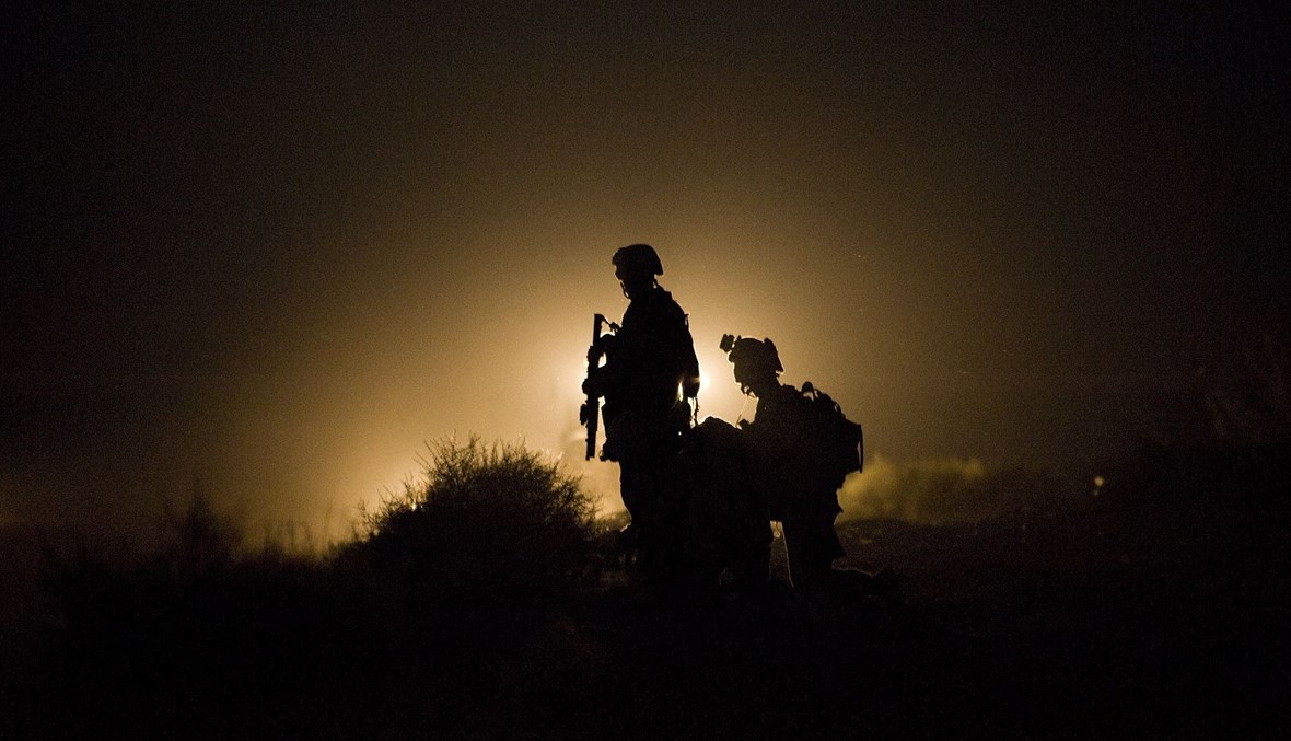 عناصر من مشاة البحرية الأميركية من الكتيبة الهندسية القتالية الأولى خلال عملية بحث عن مفقودين من المشاة بعد انفجار عبوة ناسفة بدائية في منطقة جارمسير بإقليم هلمند الأفغاني (13 تموز 2009- أ ف ب).