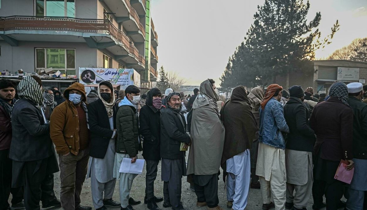 طوابير شكّلها أفغان أمام مكتب إصدار جوازات السفر في كابول (أ ف ب).