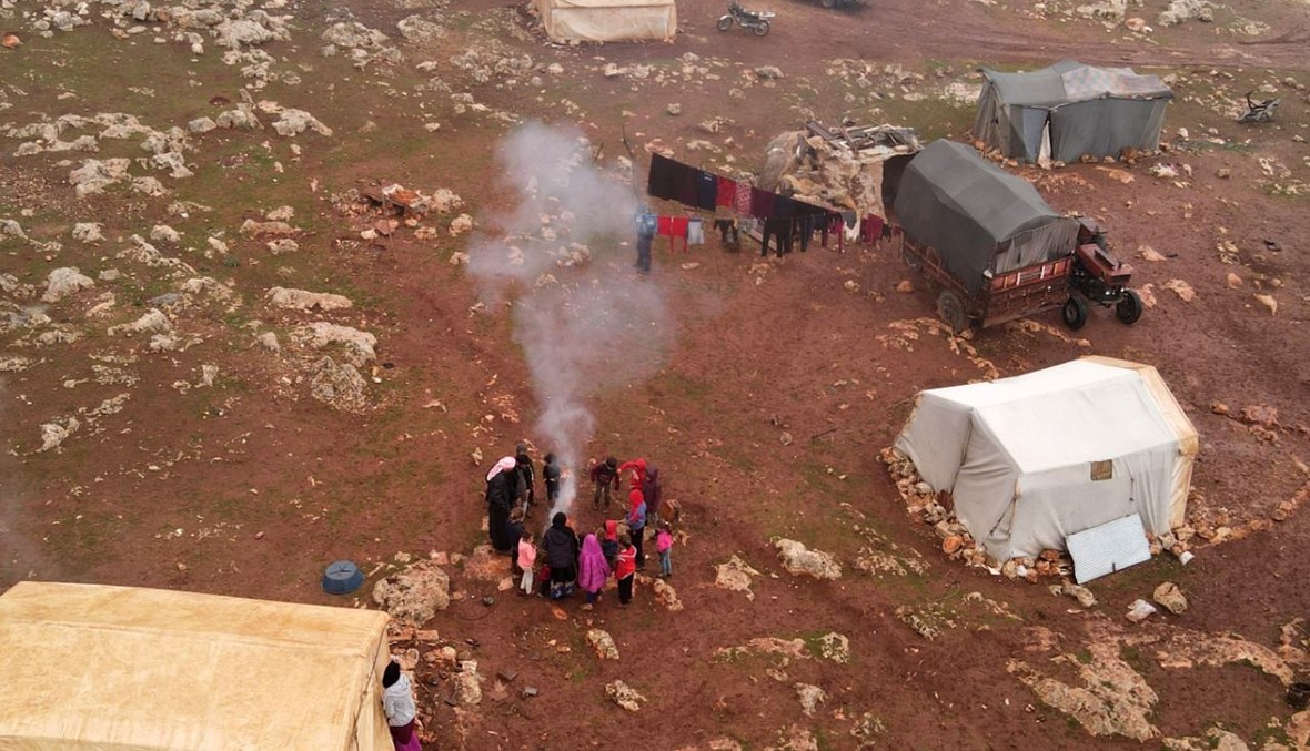 صورة جوية لمخيم للنازحين السوريين بالقرب من قرية كفر عروق بمحافظة إدلب شمال سوريا (17 ك1 2021، أ ف ب). 
