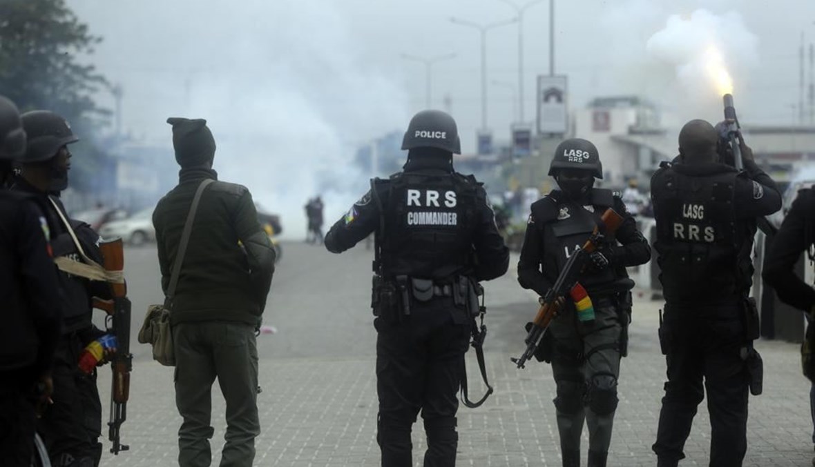 صورة تعبيرية- عناصر من الشرطة يفرقون متظاهرين بالغاز المسيل للدموع خلال احتجاج في ساحة ليكي تول في لاغوس بنيجيريا (20 ت1 2020، أ ب). 