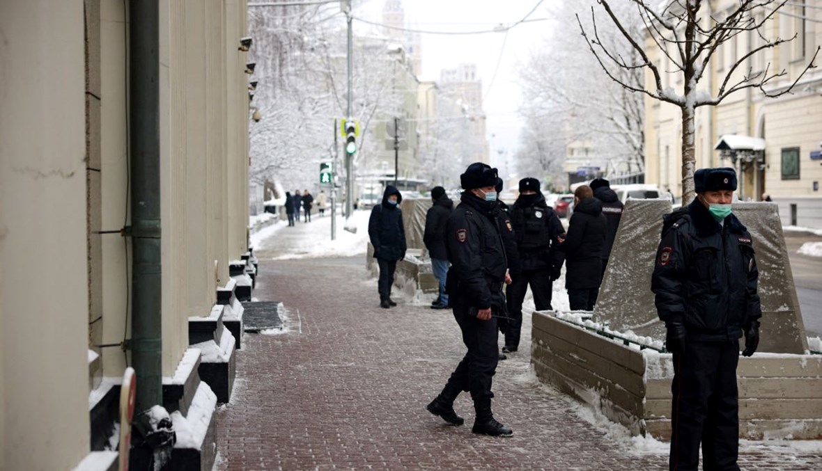 عناصر من الشرطة انتشروا في محيط المحكمة العليا في موسكو (14 ك1 2021، أ ف ب). 