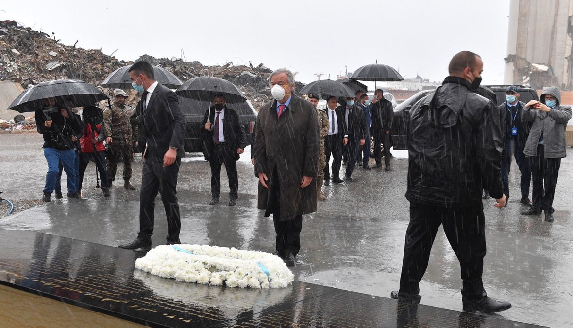 بالصور: غوتيريس يزور مرفأ بيروت ويضع إكليلاً على نصب شهداء انفجار 4 آب