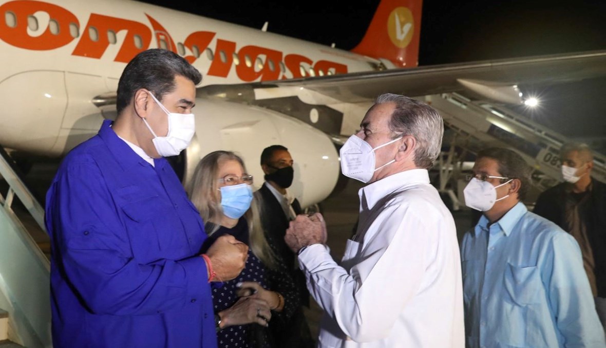 مادورو لدى وصوله إلى مطار خوسيه مارتي الدولي في هافانا (13 ك1 2021، ا ف ب). 