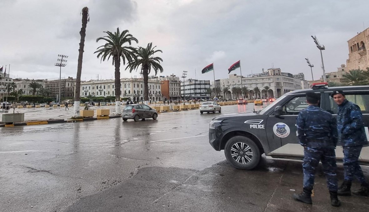  سيارة للشرطة توقفت في ساحة الشهداء في طرابلس (13 ك1 2021، ا ف ب). 