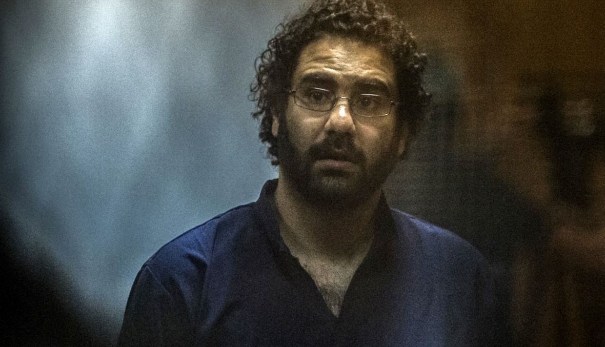 عبد الفتاح واقفا في قفص الاتهام خلال محاكمته بالقاهرة (20 ك1 2021، أ ف ب). 