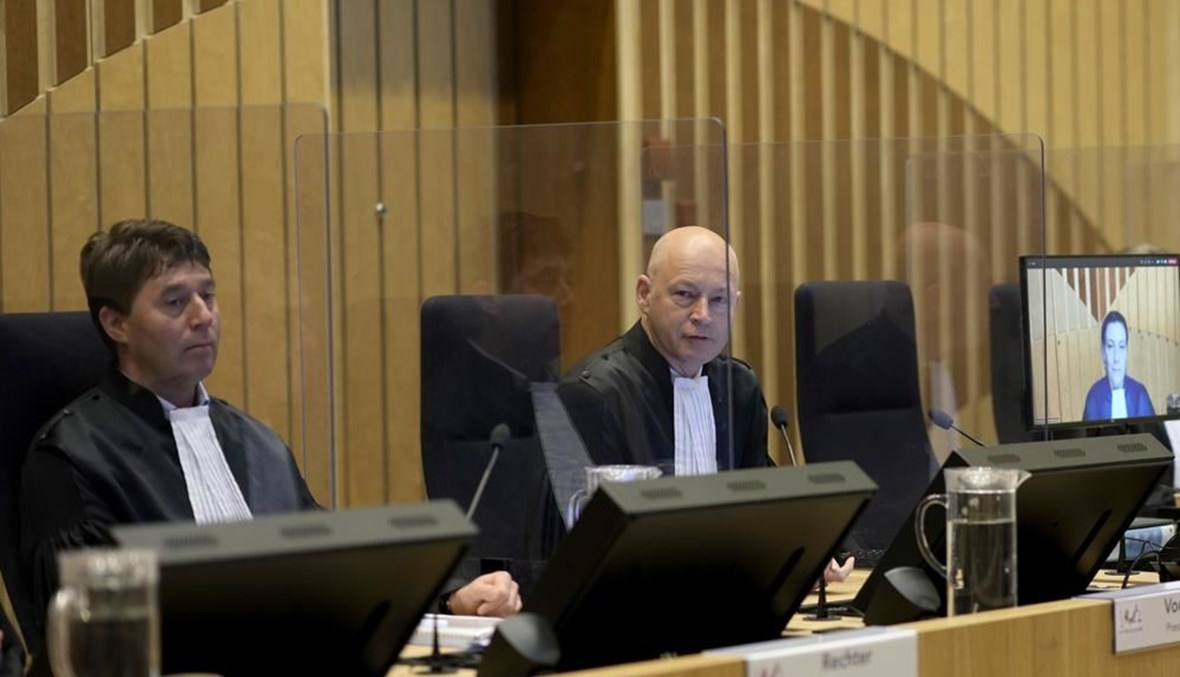 رئيس المحكمة هندريك ستينهويس (في الوسط)، خلال محاكمة المشتبه فيهم بالقرب من أمستردام (20 ك1 2021، أ ب).