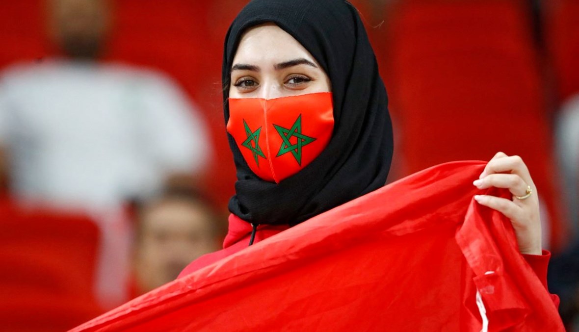 مشجعة للمنتخب المغربي قبل مباراة ربع نهائي كأس العرب لكرة القدم 2021 بين المغرب والجزائر في ملعب الثمامة في الدوحة (11 ك1 2021، أ ف ب). 