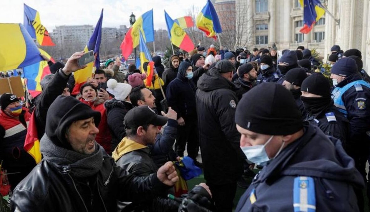 متظاهرون في رومانيا يحاولون اقتحام البرلمان احتجاجاً على إجراءات كوفيد.