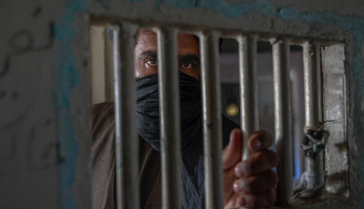 قصّوا سقف الغرفة الحديدي... فرار 7 مساجين من ثكنة أبلح العسكرية