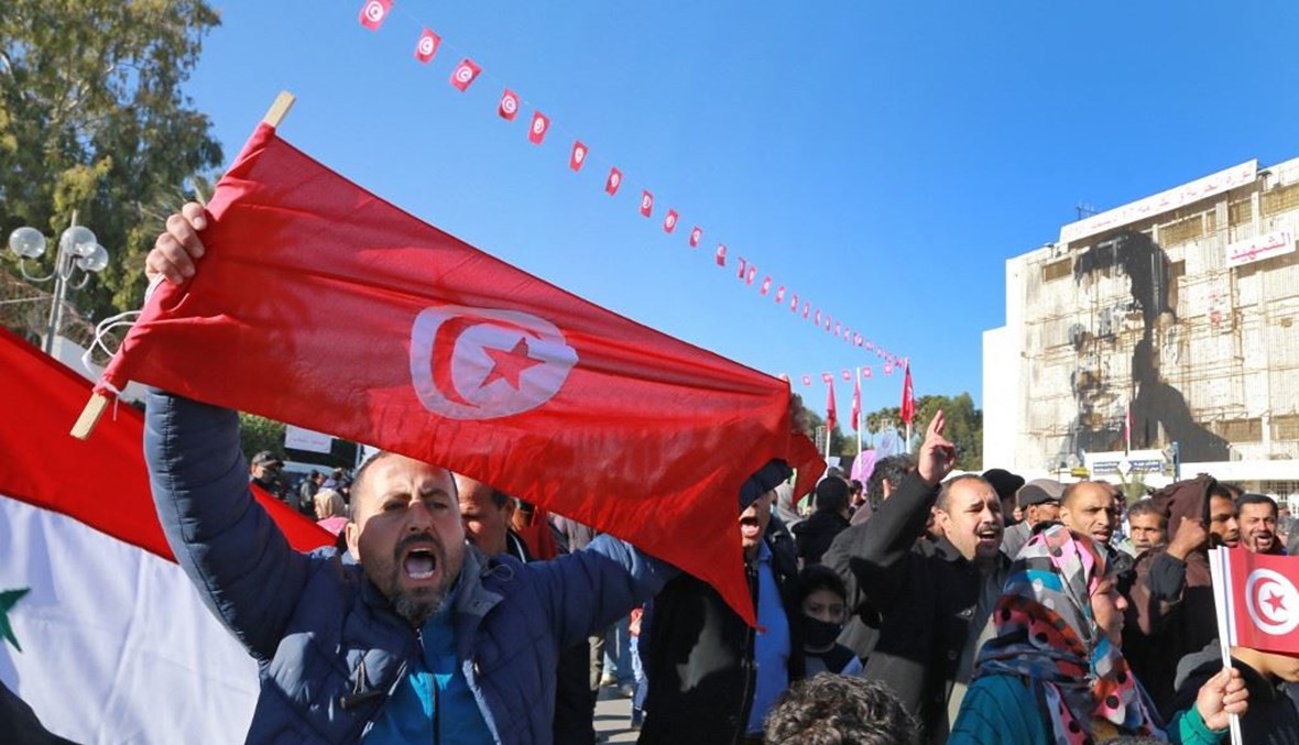 متظاهر يحمل العلم التونسيّ في سيدي بوزيد في تونس (أ ف ب).