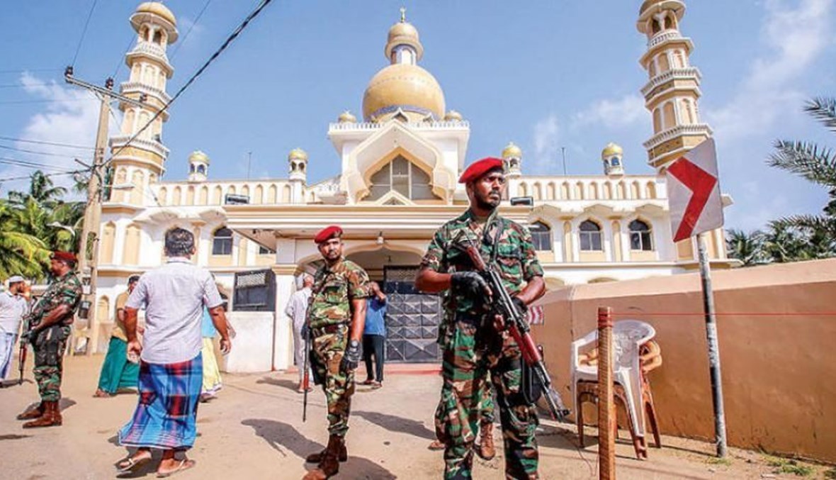 جنود سريلانكيون ينتشرون في نيغومبو بعد اندلاع أعمال عنف متفرقة بين مسيحيين ومسلمين شمال كولومبو (أ ف ب).