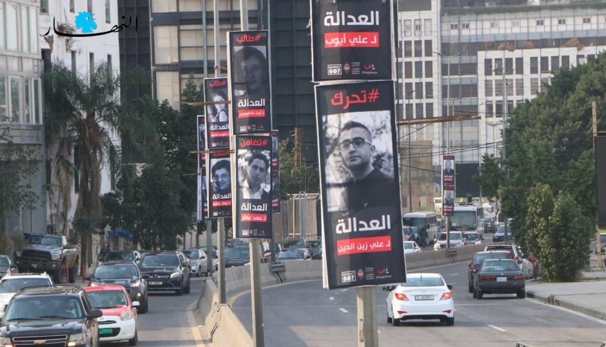 تعليق صور ضحايا انفجار مرفأ بيروت على أوتوستراد الصيفي (حسن عسل).