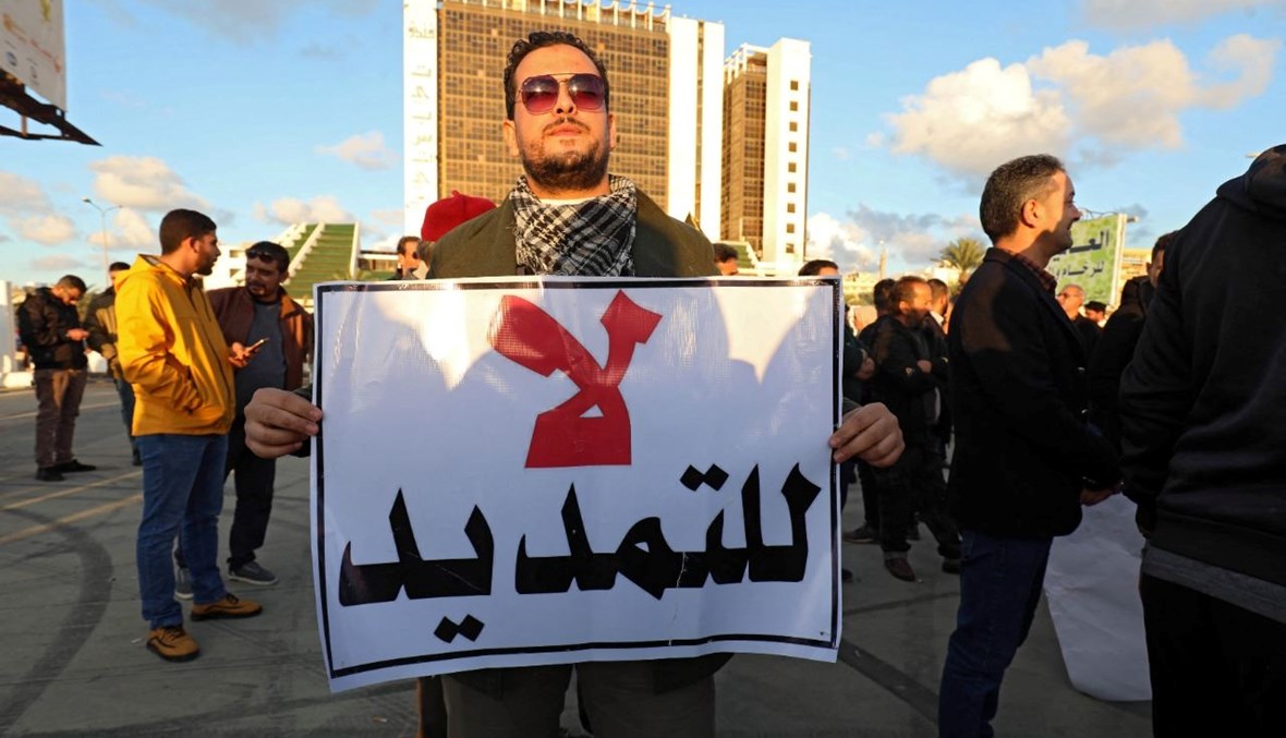ليبيون يتظاهرون في بنغازي ضد تأجيل الانتخابات (24 ك1 2021، أ ف ب). 