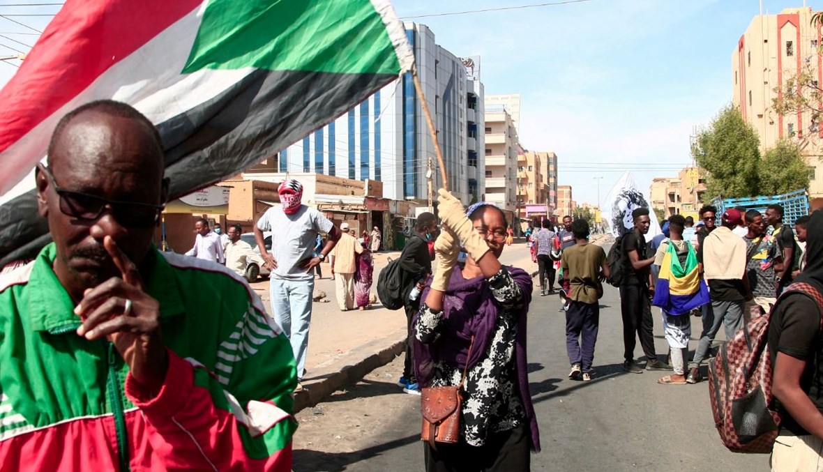 متظاهرون سودانيون يحتشدون في حي الدايم في الخرطوم (2 ك2 2022، أ ف ب). 