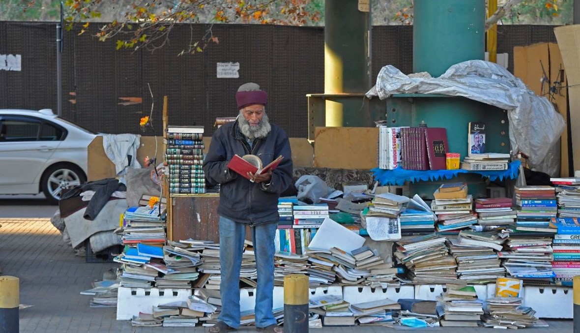 يعيش تحت الجسر وبين الكتب... مشرّد برتبة "مثقّف"!