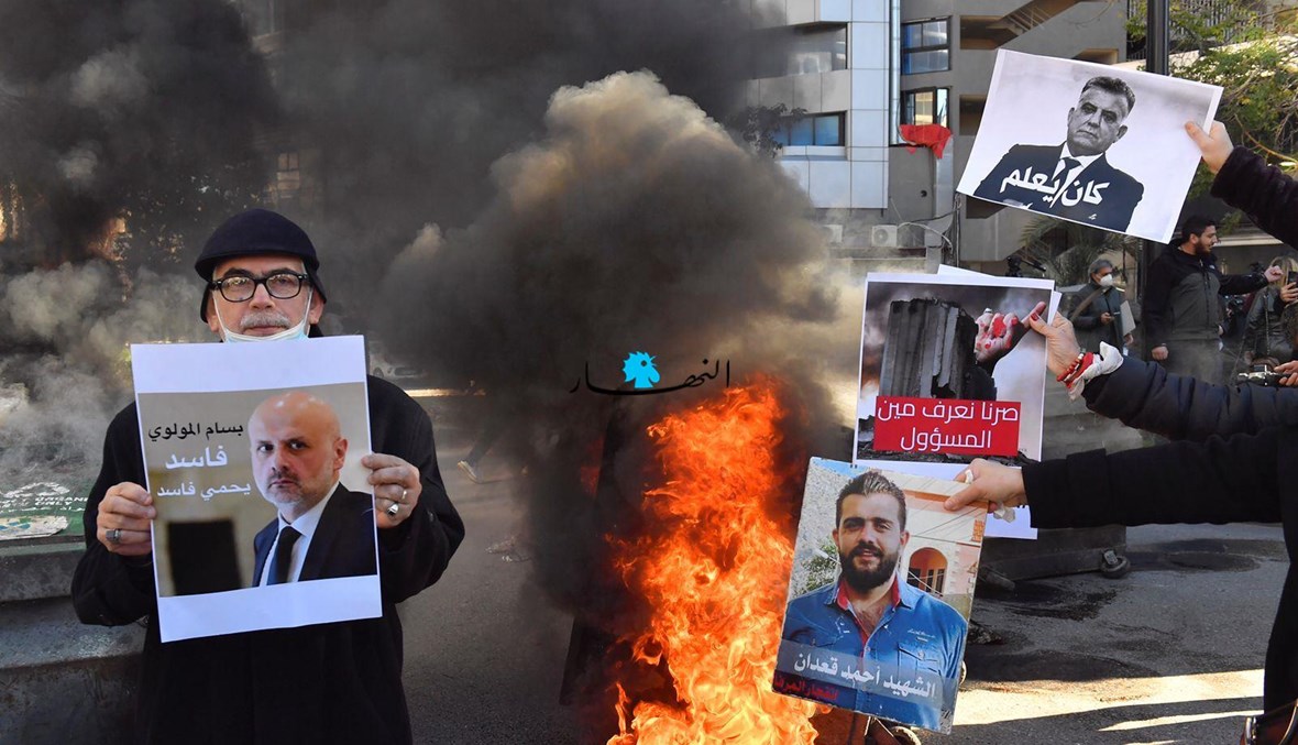 بالصور والفيديو- أهالي ضحايا المرفأ قطعوا طريق العدلية بالإطارات المشتعلة... ورسالة للبيطار