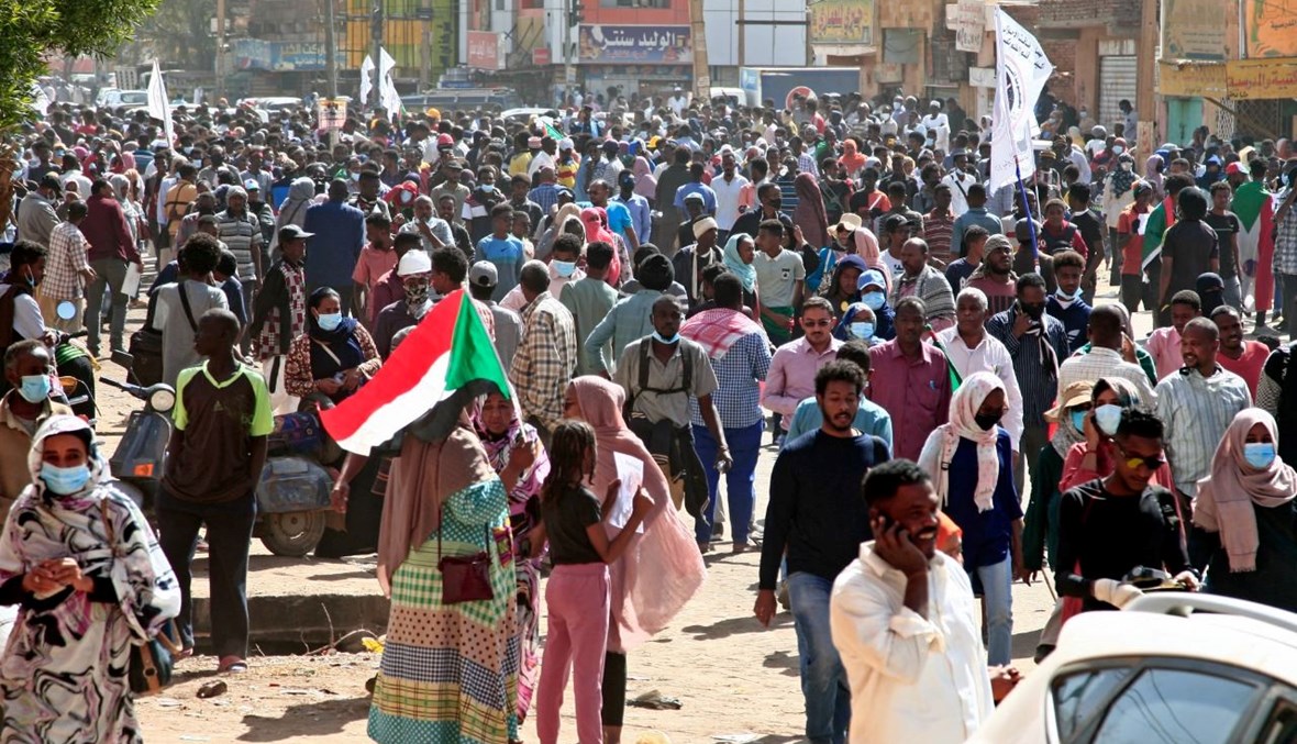سودانيون يتظاهرون ضد الانقلاب جنوب العاصمة الخرطوم  (17 ك2 2022، ا ف ب). 