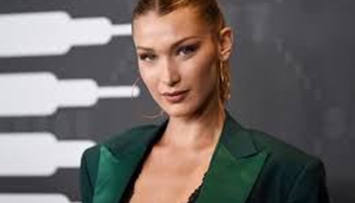 بيلا حديد تلفّ ورق العنب على أنغام أغنية نانسي عجرم