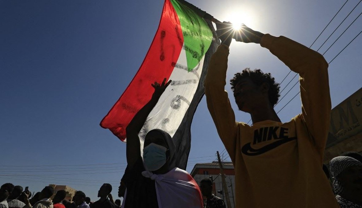 متظاهرون سودانيون (أ ف ب).