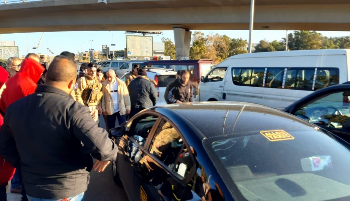 الزحمة خانقة.. واتحاد النقل مستمر في قطع الطرقات