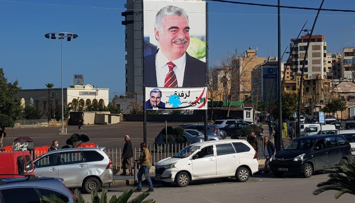 قُبيل ذكرى استشهاد رفيق الحريري... صور وشعارات في صيدا (صور)
