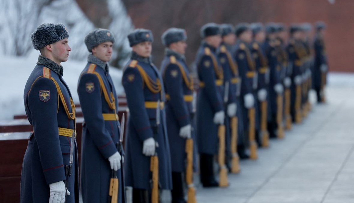 جنود من حرس الشرف الروس خلال مراسم وضع أكاليل عند قبر الجندي المجهول بجوار جدار الكرملين في موسكو (15 شباط 2022، أ ف ب). 