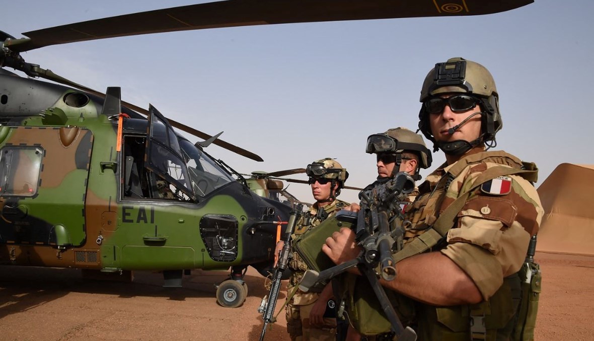 جنود فرنسيون من قوة برخان يقفون في قاعدة فرنسية خارج مدينة غاو شمال مالي (2 ك2 2015، أ ف ب). 