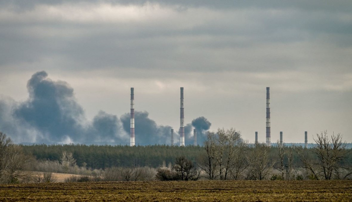 دخان يتصاعد من محطة لتوليد الكهرباء بعد قصف خارج بلدة شاستيا، بالقرب من مدينة لوغانسك شرق أوكرانيا (22 شباط 2022، أ ف ب). 