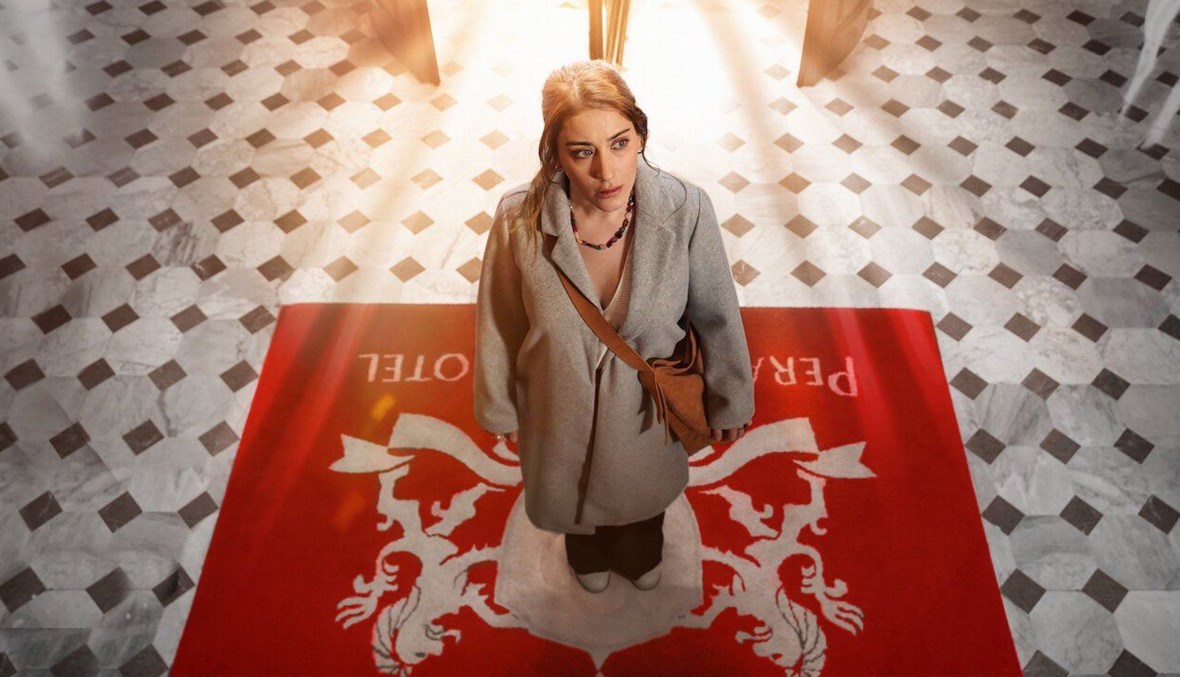 صحافيّ تركيّ يُغضب جمهور وزميلات هازال كايا بعدما عبّر عن كرهه لها