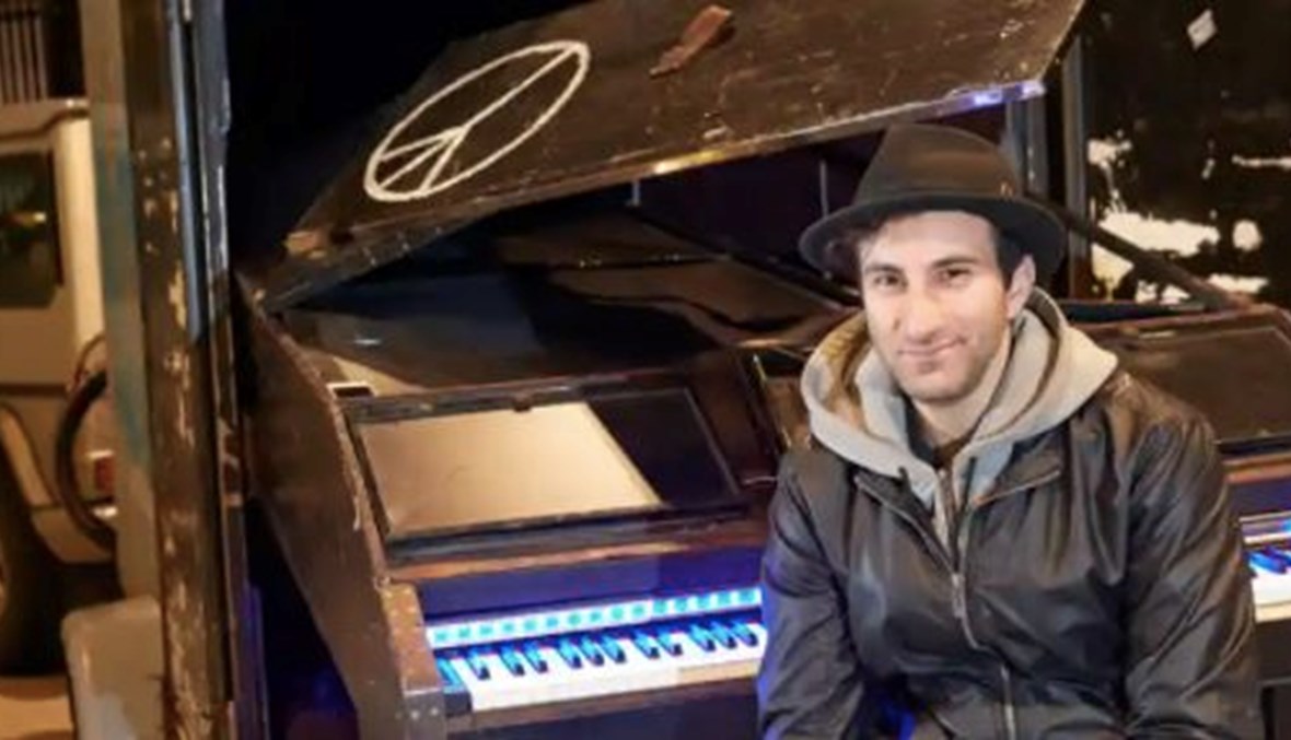 بالموسيقى... عازف بيانو يستقبل الفارين من أوكرانيا على حدود بولندا (فيديو)