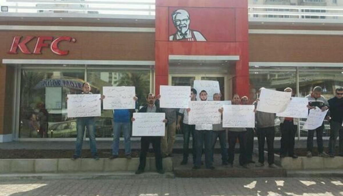 عمال "KFC" طرابلس اعتصموا استنكارا لاستبدالهم بسوريين