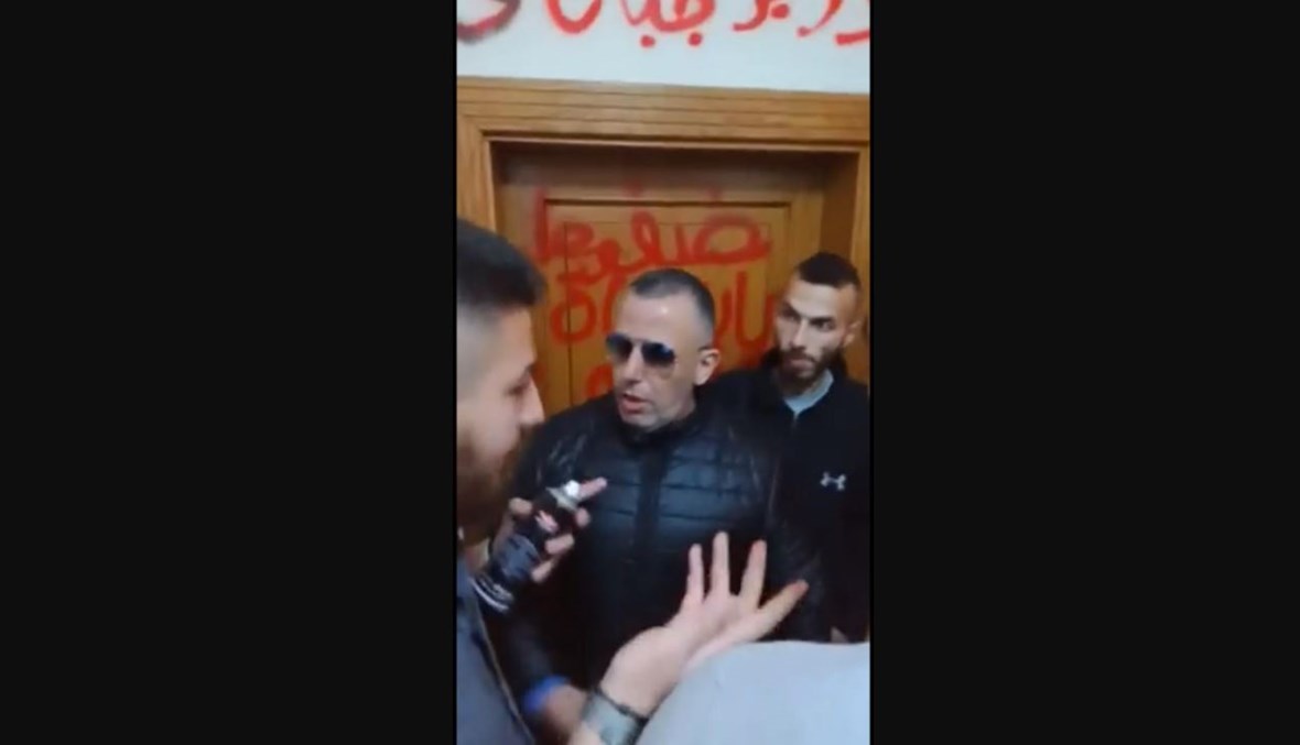 بالفيديو: أهالي الضحايا عند باب منزل وزير العدل... رسائل تنديد بطلاء أحمر ( فيديو)