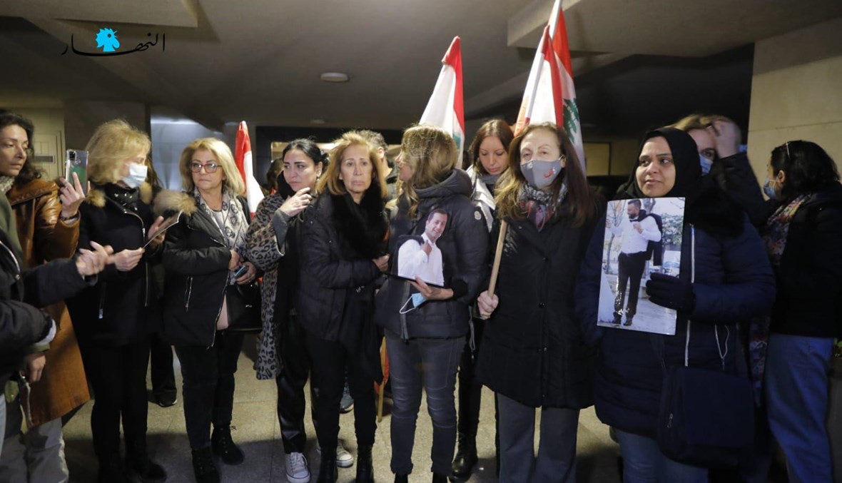 أهالي ضحايا المرفأ أمام عويدات... "حقّنا عالق في الأدراج (صور وفيديو)