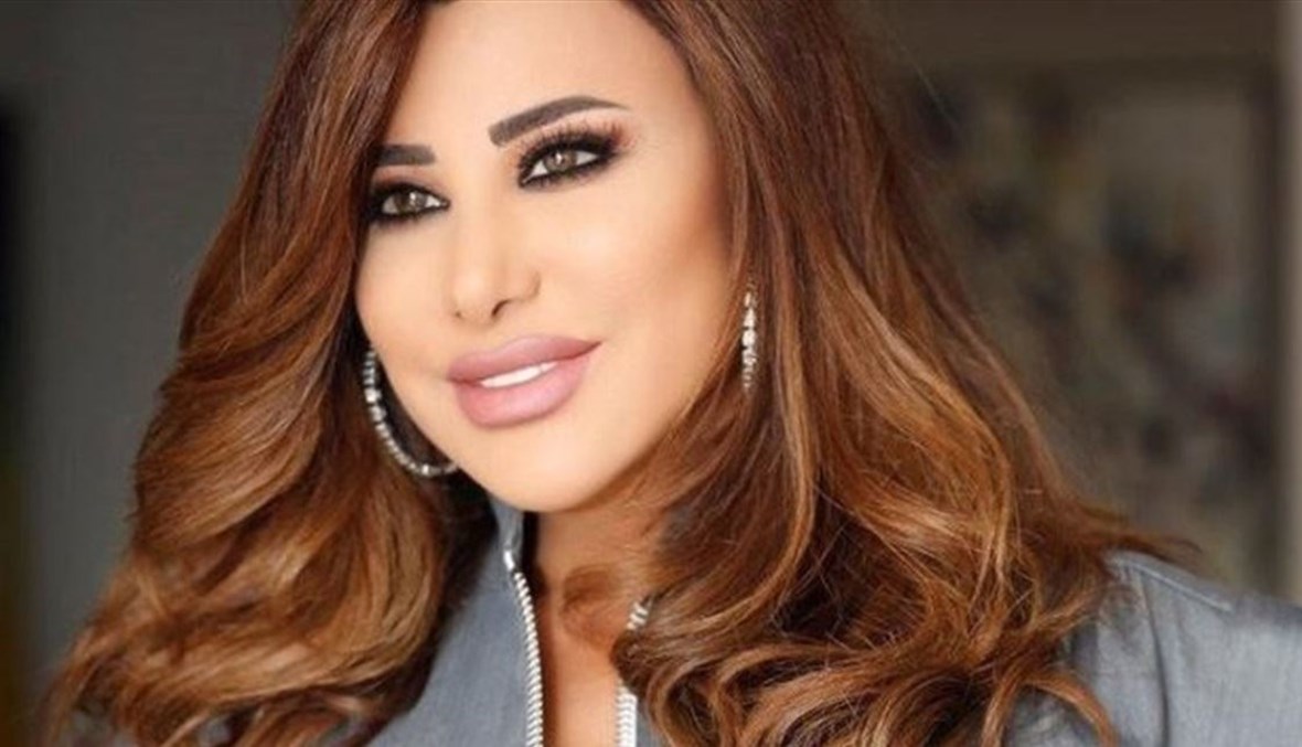 نجوى كرم تفاجئ أحد معجبيها... تظاهرت بشراء دواء من الصيدلية (فيديو)