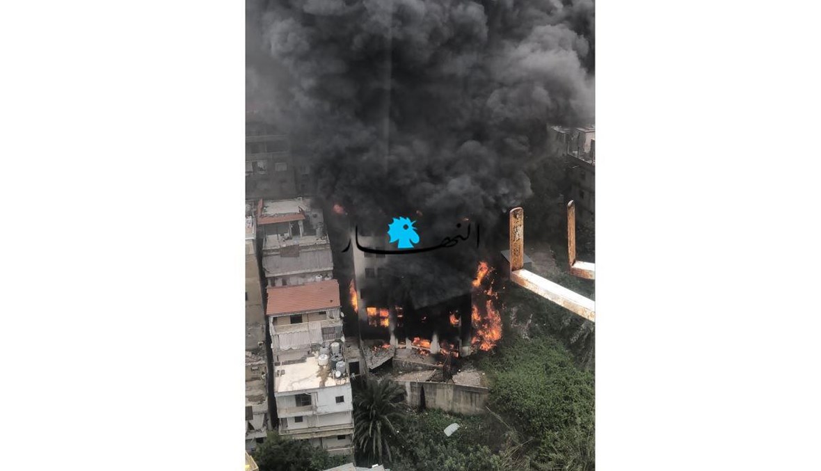 بالصور والفيديو- حريق كبير في معمل للمغاطس في الفنار- الزعيترية... دخان أسود يغطّي المنطقة