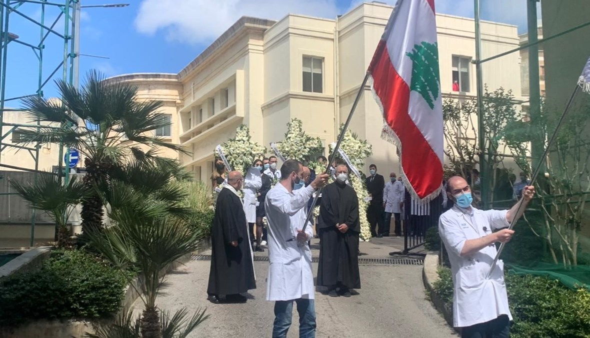 وداع مؤثر من طلاب الدكتور روي نسناس والجسم الطبّي في أوتيل ديو